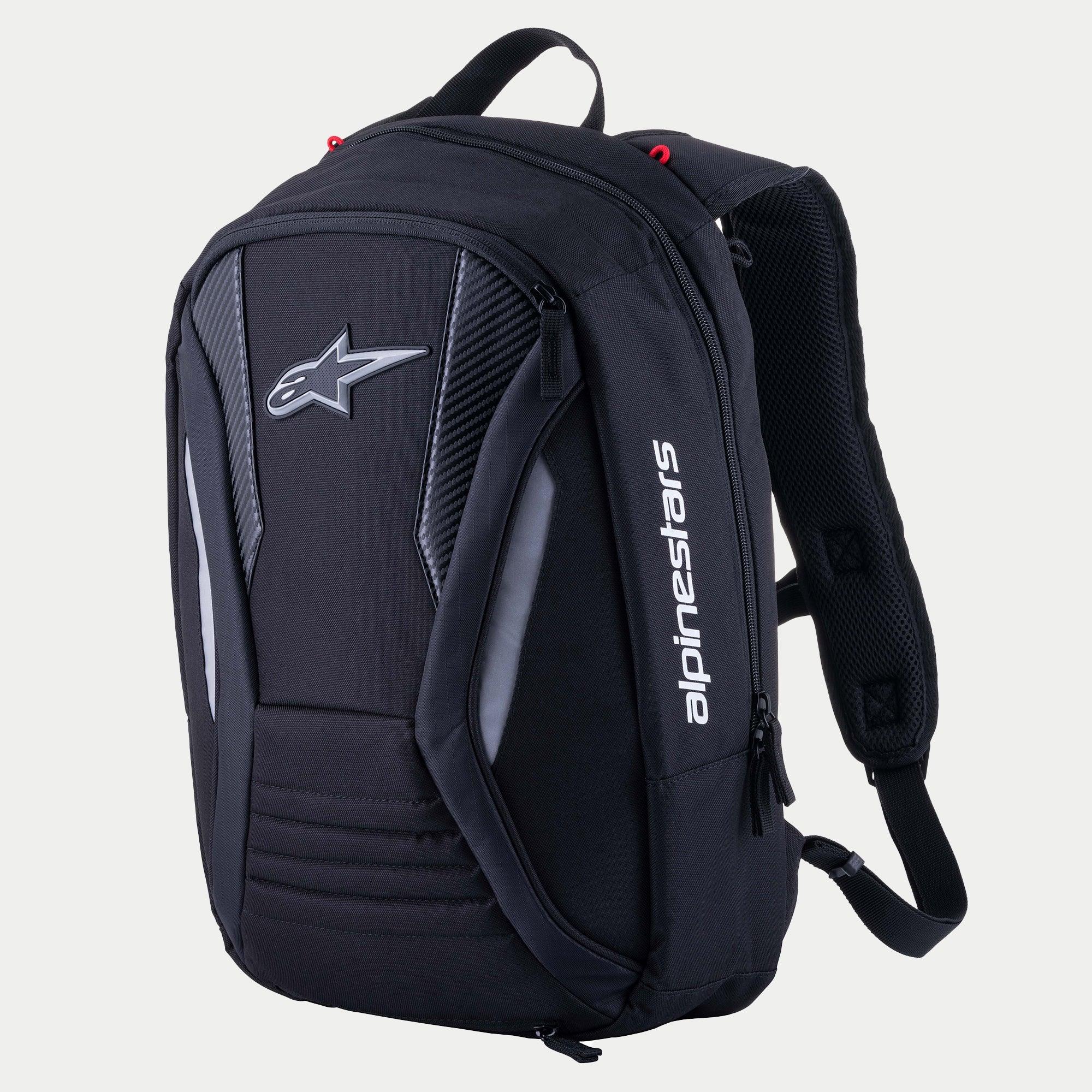 Alpinestars Charger Boost Backpack, motorrugzak, zwart, aerodynamische semi-rigide schaal met een Astar-logo op de voorkant en witte verticale branding, panelen met koolstofvezeltextuur en reflecterende accenten, gestroomlijnd ontwerp voor prestatiegericht rijden op de weg