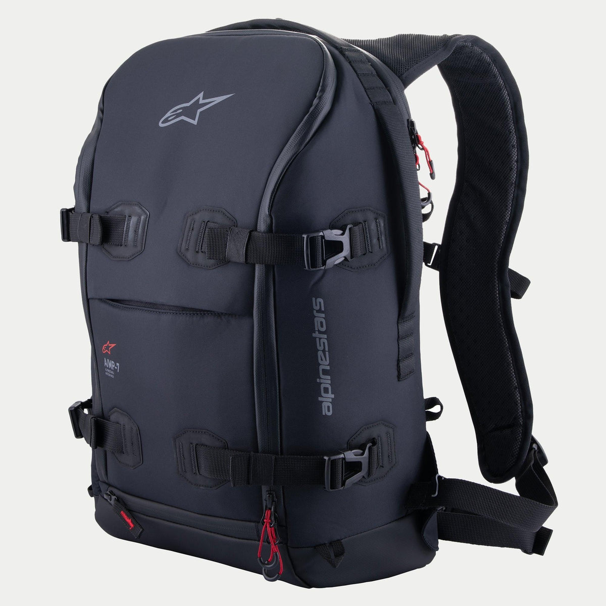 Alpinestars AMP-7 rugzak, technische motorrugzak, zwart met rode ritsaccenten, voorzien van vier verstelbare compressieriemen met gespen, gestructureerde gewatteerde wanden, Alpinestars-logo op de bovenkant en merknaam op de zijkant, ergonomische schouderbanden voor adventure en road touring.