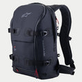 Alpinestars AMP-7 rugzak, technische motorrugzak, zwart met rode ritsaccenten, voorzien van vier verstelbare compressieriemen met gespen, gestructureerde gewatteerde wanden, Alpinestars-logo op de bovenkant en merknaam op de zijkant, ergonomische schouderbanden voor adventure en road touring.