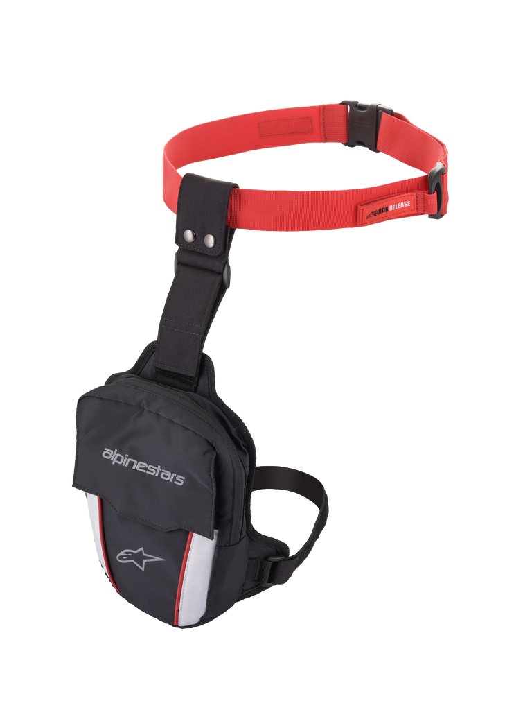 Alpinestars Access beentas, motorbeentas, zwart, rood en wit, voorzien van een rode verstelbare heupriem met snelsluiting, zwarte dijbeenriem, Alpinestars-logo op de voorflap en reflecterende witte panelen met rode accenten voor zichtbaarheid.