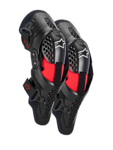 Alpinestars SX-1 Plasma Kniebeschermers, motocross kniebescherming, zwart en rood, voorzien van semi-rigide geventileerde frames, rode binnenvoering, witte Alpinestars-logo's op de knieschijf en een dubbel scharniersysteem voor off-road prestaties