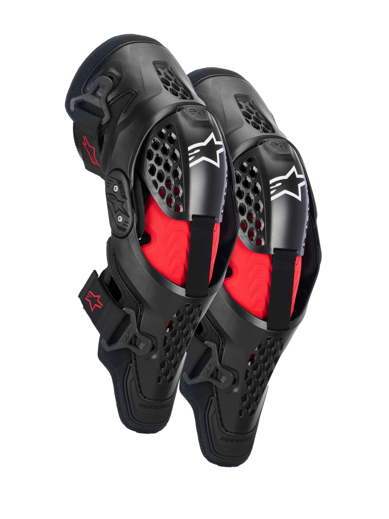 Alpinestars SX-1 Plasma Kniebeschermers, motocross kniebescherming, zwart en rood, voorzien van semi-rigide geventileerde frames, rode binnenvoering, witte Alpinestars-logo's op de knieschijf en een dubbel scharniersysteem voor off-road prestaties