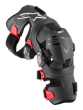 Alpinestars RK-7 Plasma kniebrace, motorcross kniebeschermer, zwart met rode accenten en witte logo's, ergonomisch vezelversterkt frame met verstelbare riemen en vierpuntscharniersysteem, duurzame off-road beschermingsuitrusting