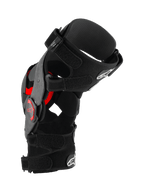 Alpinestars Supertech RK-10 Plasma kniebrace, motorcross kniebeschermer, zwart en rood, zijprofielaanzicht met gesmeed koolstofvezel frame, verstelbare banden en rode Nucleon PLASMA-inserts, beschermende uitrusting voor off-road racing