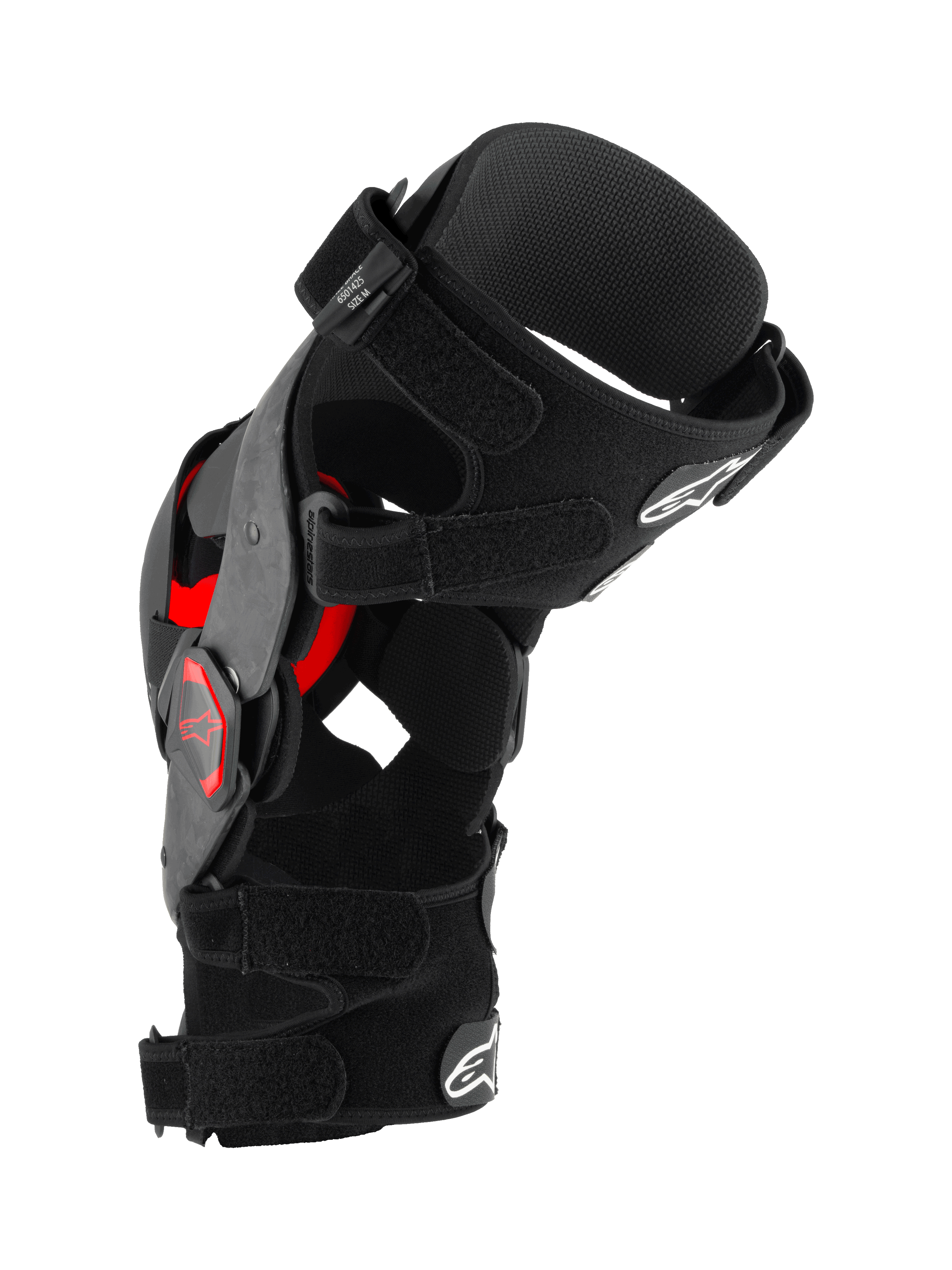 Alpinestars Supertech RK-10 Plasma kniebrace, motorcross kniebeschermer, zwart en rood, zijprofielaanzicht met gesmeed koolstofvezel frame, verstelbare banden en rode Nucleon PLASMA-inserts, beschermende uitrusting voor off-road racing