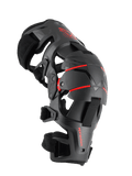 Alpinestars RK-1 Plasma kniebrace, motor kniebescherming, zwart en rood, zijaanzicht met scharnierend vierpunts scharniersysteem, driedelige gesegmenteerde kniekap en verstelbare banden voor off-road racing