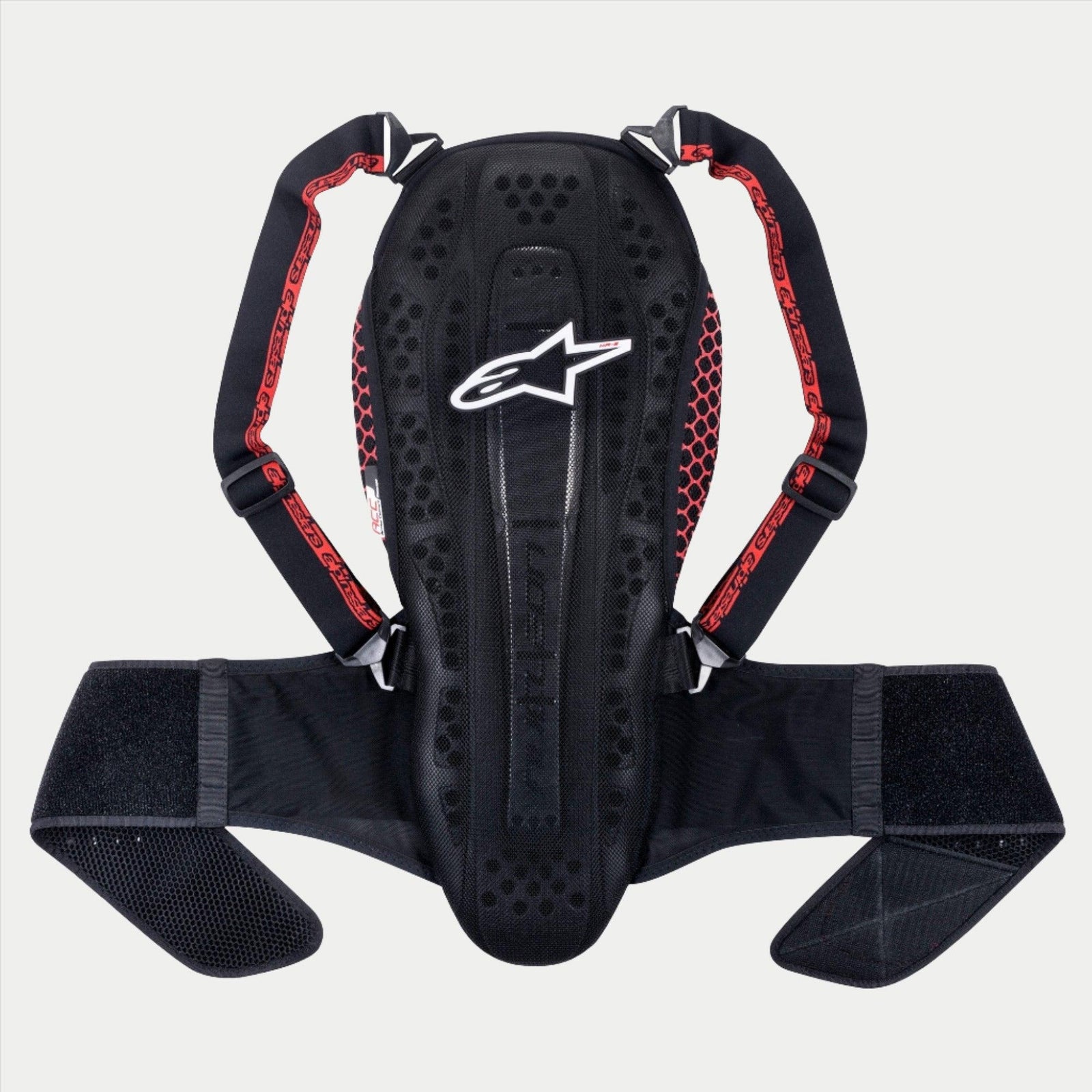 Alpinestars Nucleon KR-2 rugbeschermer, zwart met rode accenten, gearticuleerde wervelkolombescherming met wit sterlogo, rode honingraat zijpanelen, verstelbare schouderbanden en brede tailleband, CE Level 2 motorveiligheidsuitrusting