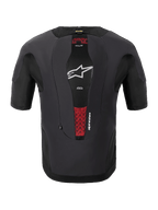 Alpinestars Tech-Air® 5 Plasma Systeem, motorairbagsysteem, achteraanzicht, zwart, centraal mesh-paneel met wit ster-logo en rode accenten van de interne PLASMA-rugbeschermer, nauwsluitend ontwerp met korte mouwen voor bescherming onder de jas