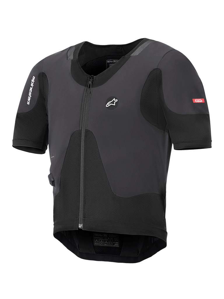 Alpinestars Tech-Air 5 Plasma Systeem, zwart motor-airbagvest, slank profiel met ritssluiting aan de voorzijde en korte mouwen, voorzien van ademende mesh-panelen en Alpinestars-branding, ontworpen voor bescherming onder de jas