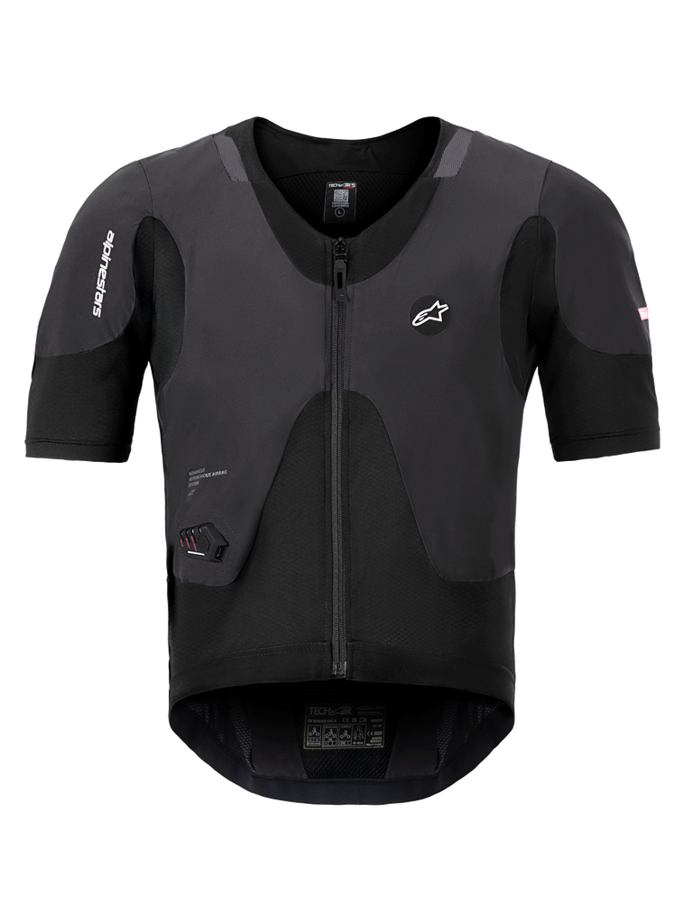 Alpinestars Tech-Air 5 Plasma Systeem, zwart airbagvest, vooraanzicht met korte mouwen en centrale ritssluiting, voorzien van Alpinestars-branding en een geïntegreerd LED-statusdisplay, ultraslanke beschermende onderkleding voor motorveiligheid