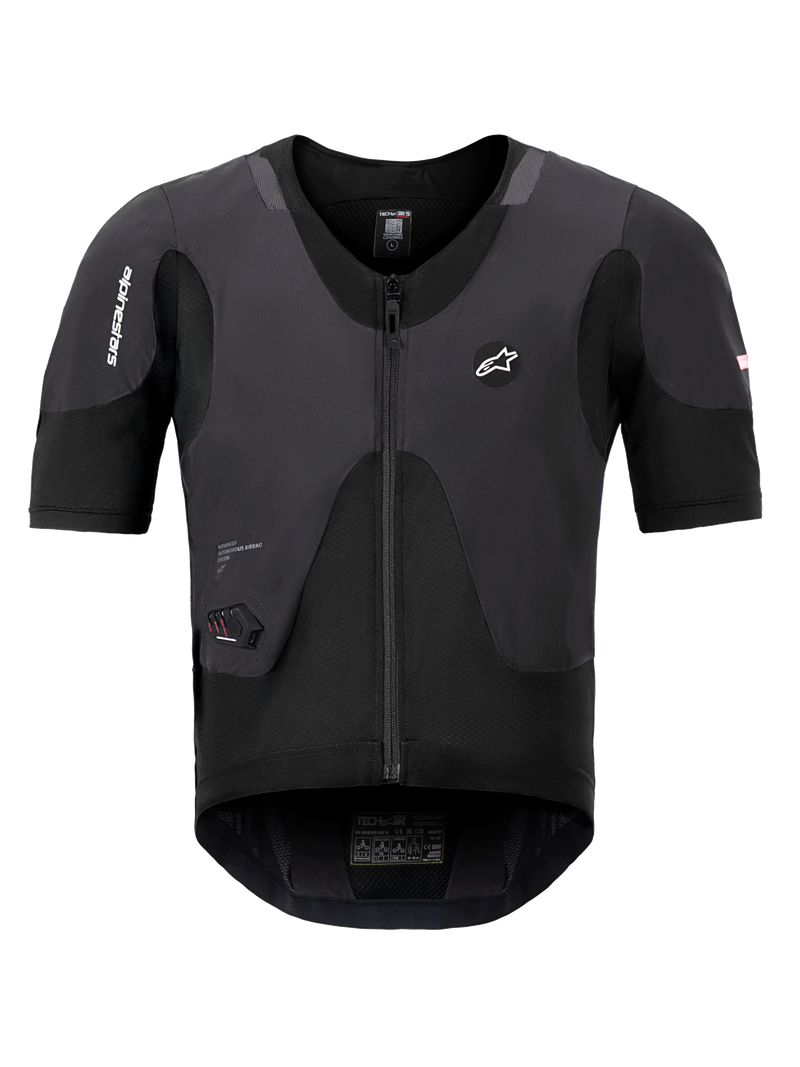 Alpinestars Tech-Air 5 Plasma Systeem, zwart airbagvest, vooraanzicht met korte mouwen en centrale ritssluiting, voorzien van Alpinestars-branding en een geïntegreerd LED-statusdisplay, ultraslanke beschermende onderkleding voor motorveiligheid