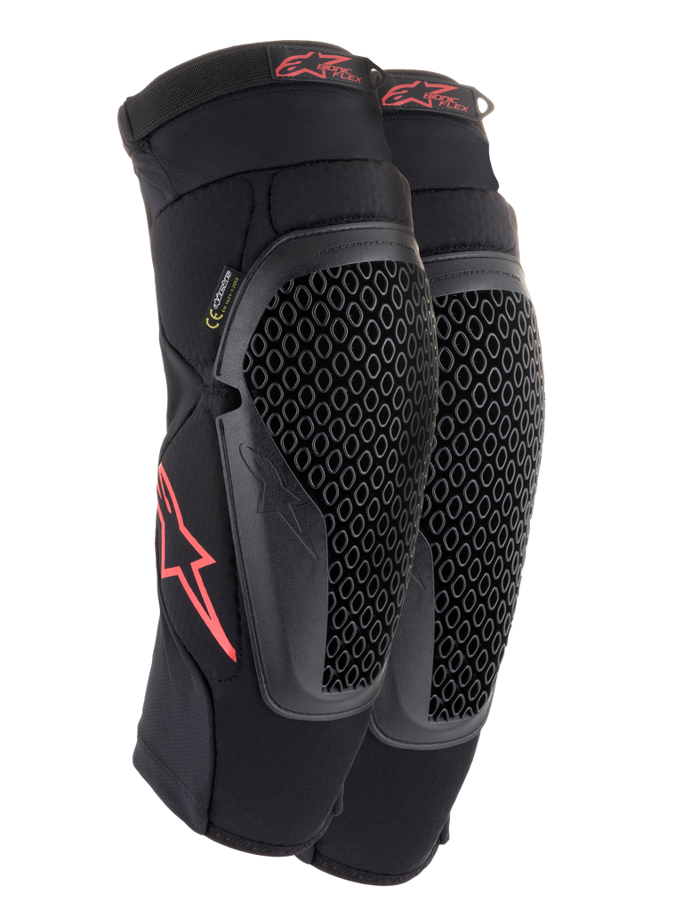 Alpinestars Bionic Flex kniebeschermers, zwart en rood, paar motorcross kniebeschermers met geperforeerde Nucleon Flex Technology-beschermers, rode Astars-logo's en elastische banden op een ademende zwarte mesh sleeve.