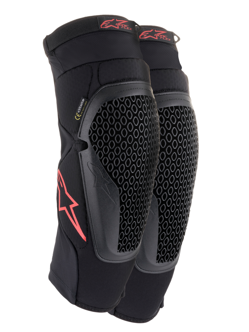 Alpinestars Bionic Flex kniebeschermers, zwart en rood, paar motorcross kniebeschermers met geperforeerde Nucleon Flex Technology-beschermers, rode Astars-logo's en elastische banden op een ademende zwarte mesh sleeve.