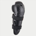 Alpinestars Youth Bionic Action kniebeschermer, zwart, enkele beschermer met dubbele elastische banden, ergonomische asymmetrische kunststof schaal met logo in reliëf, beschermende motorcross- en off-roaduitrusting voor jonge rijders