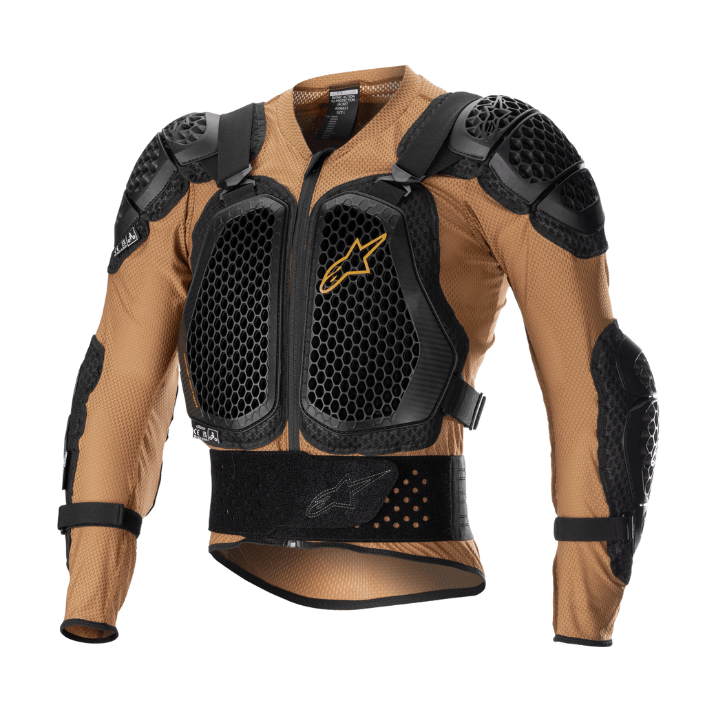 Alpinestars Bionic Action V2 beschermingsjas, motorfiets body armor, zandkleur en zwart met tangerine accenten, voorzien van Cell Technology borst- en schouderplaten met honingraatpatroon, ademende mesh-constructie, geïntegreerde tailleband en verstelbare banden, CE-gecertificeerd voor motorcross en off-road rijden