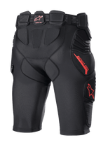 Alpinestars Bionic Pro Protection Shorts, motorcross beschermshort, zwart en rood, achteraanzicht met geïntegreerde heup- en dijbeenvulling, ademende mesh-constructie, rood Alpinestars-logo en branding, beschermende basislaag voor off-road rijden