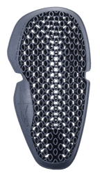 Alpinestars Nucleon Flex Pro elleboogbeschermer, antracietgrijs, geventileerd honingraat-stijl rasterontwerp, lichtgewicht en flexibele protector-insert voor motorkleding, voorzien van ergonomische vormgeving en Alpinestars-logo