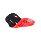 Alpinestars Nucleon Plasma Rugbeschermer Inzetstuk, rood en zwart, getoond in een gevouwen positie om flexibiliteit te benadrukken, met een geperforeerde zwarte binnenkant en een getextureerde rode buitenkant met een zigzagpatroon en wit Alpinestars-logo, lichtgewicht en geventileerde motorbescherming
