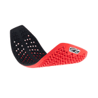 Alpinestars Nucleon Plasma Full Back Protector Insert, rood en zwart, flexibele motorrugbeschermer gebogen getoond om de buigzaamheid te tonen, voorzien van een geventileerde honingraatstructuur en golfpatronen voor schokabsorptie en ademend vermogen