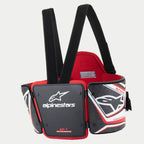 Alpinestars AK-1 Kart Body Protector, karting lichaamsbescherming, zwart, wit en rood, voorzien van koolstofvezel ribpanelen, rode binnenvoering, verstelbare zwarte schouderbanden en opvallende Alpinestars-logo's