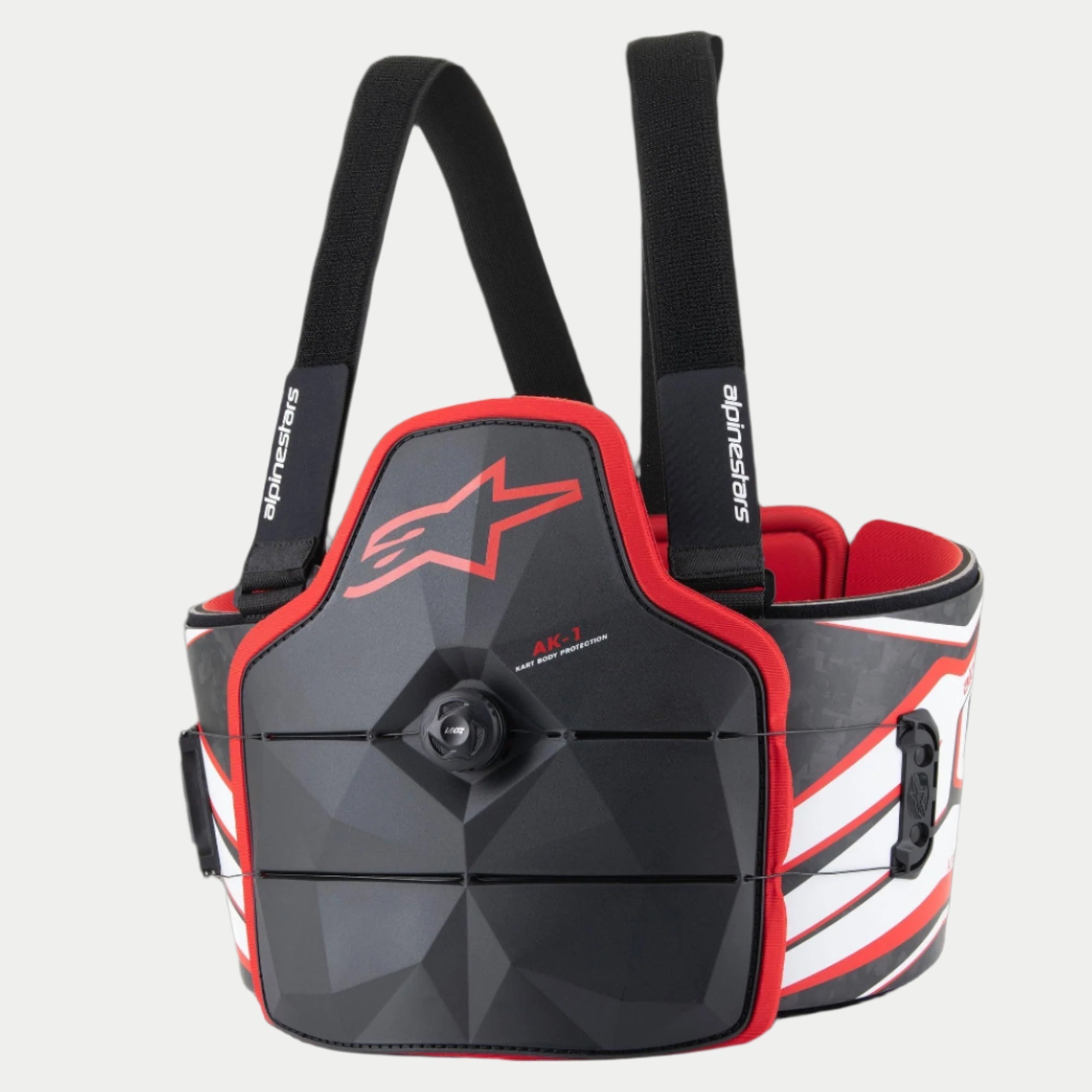 Alpinestars AK-1 Kart Body Protector, karting lichaamsbescherming, zwart, wit en rood, voorzien van een gefacetteerde zwarte borstplaat met een rood Astar-logo, speed-lace draaisluiting, zijpanelen met koolstofvezeltextuur en witte en rode strepen, en verstelbare zwarte schouderbanden