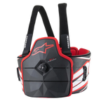 Alpinestars AK-1 Kart Body Protector, karting romp- en lichaamsbescherming, zwart, wit en rood, voorzien van een speed-lace draaisluiting, ribpanelen met koolstofvezeltextuur en rood Astars logo, professionele FIA-gehomologeerde veiligheidsuitrusting