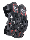 Alpinestars Bionic 5S Youth kniebraces, motorcross kniebescherming, zwart en rood, paar beschermers met een hybride frame-ontwerp en geventileerde schalen, wit Astar-logo bovenaan, rode ASTARS-branding onderaan en verstelbare zwarte banden voor een stevige pasvorm.