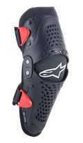 Alpinestars Youth SX-1 kniebeschermers, motocross kniebescherming, zwart en rood, voorzien van geperforeerde ventilatiegaten, dubbel scharniersysteem, verstelbare riemen met rode gespen, wit sterlogo, jeugd off-road motorbescherming