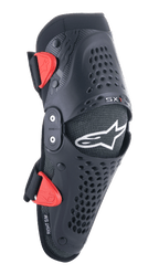 Alpinestars Youth SX-1 kniebeschermers, motocross kniebescherming, zwart en rood, voorzien van geperforeerde ventilatiegaten, dubbel scharniersysteem, verstelbare riemen met rode gespen, wit sterlogo, jeugd off-road motorbescherming