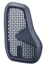 Alpinestars Nucleon Flex Pro Ci Protector, antracietgrijze motorborstbeschermer, linkerstuk van een tweedelige set, honingraat microstructuur voor ventilatie en energie-absorptie, Alpinestars-logo en tekst in reliëf, lichtgewicht ergonomisch ontwerp