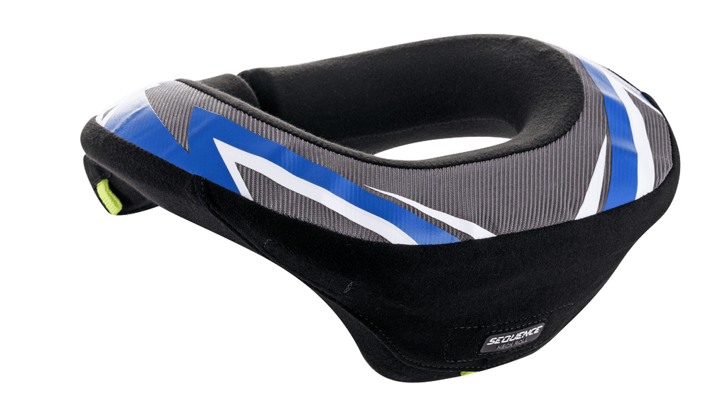 Alpinestars Youth Sequence Neck Roll, nekbeschermer, zwart, antraciet en blauw, ergonomisch ontwerp met een verlengde achterzijde voor stabiliteit, grijze getextureerde panelen met blauwe en witte grafische accenten, zachte zwarte binnenvoering, ontworpen voor veiligheid bij jeugd motocross en karten