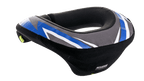 Alpinestars Youth Sequence Neck Roll, nekbeschermer, zwart, antraciet en blauw, ergonomisch ontwerp met een verlengde achterzijde voor stabiliteit, grijze getextureerde panelen met blauwe en witte grafische accenten, zachte zwarte binnenvoering, ontworpen voor veiligheid bij jeugd motocross en karten