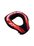 Alpinestars Jeugd Sequence nekbrace, rood en zwarte motorcross nekbescherming voor jonge rijders met witte logo's.