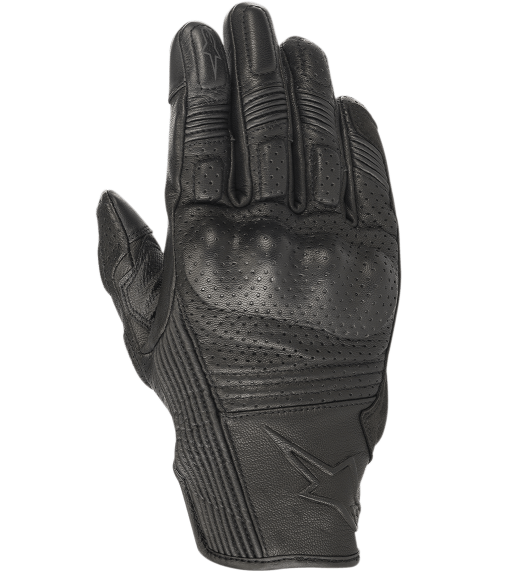 Alpinestars Mustang V2 handschoenen, zwarte leren motorhandschoenen, geperforeerd ontwerp met geïntegreerde knokkelbescherming, accordeon stretchpanelen op de vingers, sterlogo in reliëf, urban short-cuff stijl