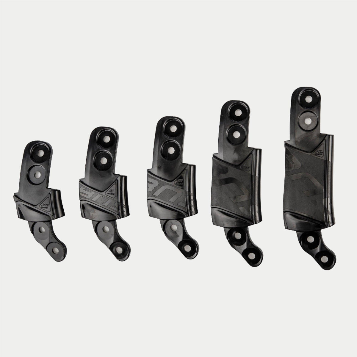 Alpinestars BNS Maat Adapter Kit, helm- en nekbeschermingsaccessoire, vijf zwarte kunststof adapteronderdelen in oplopende maten, modulair ontwerp voor pasvormaanpassing met montagegaten en getextureerde branding, effen zwarte kleur