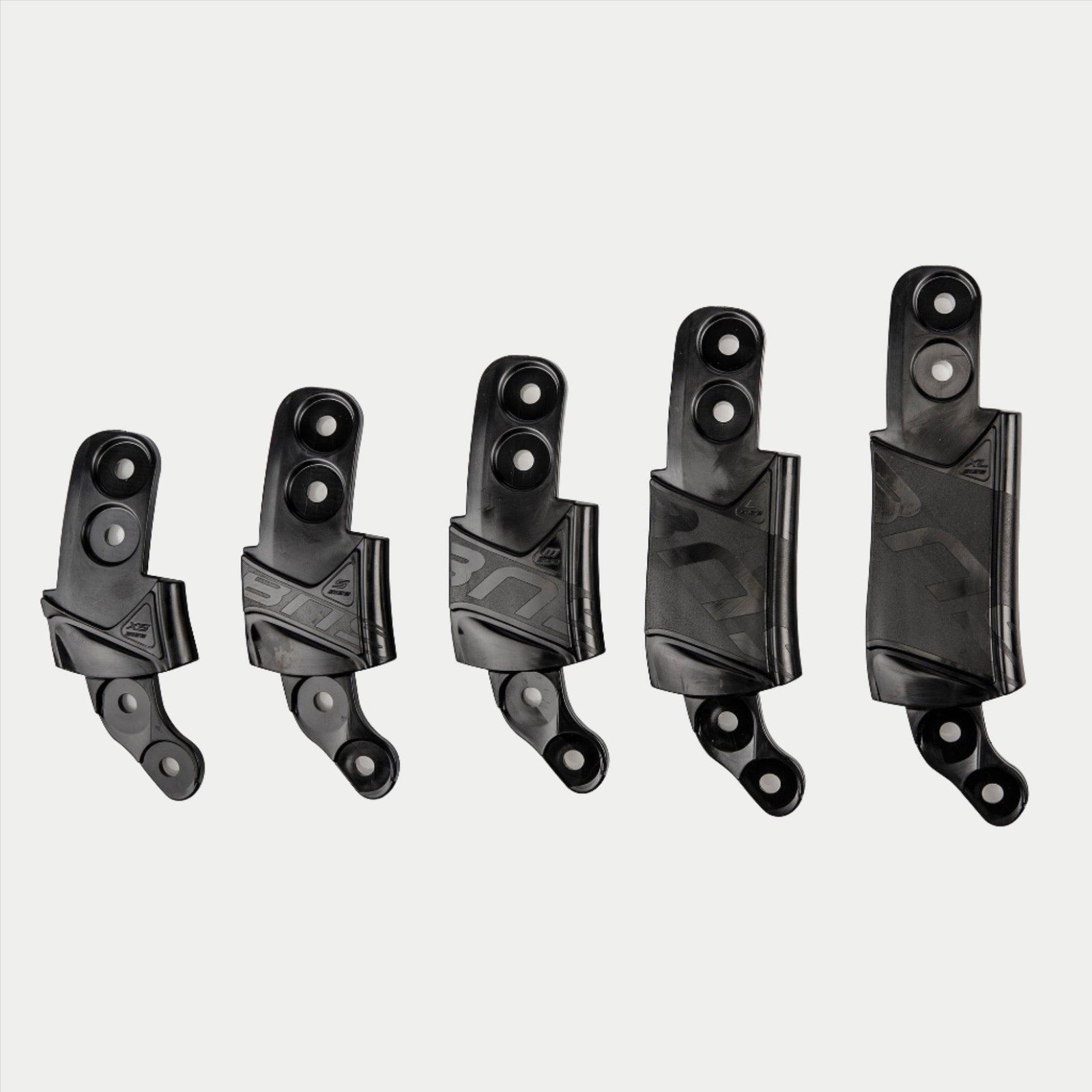 Alpinestars BNS Maat Adapter Kit, helm- en nekbeschermingsaccessoire, vijf zwarte kunststof adapteronderdelen in oplopende maten, modulair ontwerp voor pasvormaanpassing met montagegaten en getextureerde branding, effen zwarte kleur