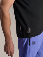 Alpinestars A-Aria Lite Short in Baja Blue, MTB-short, voorzien van gezeefdrukte 'One Goal. One Vision.' branding en zak met ritssluiting, gecombineerd met een zwart A-Aria Switch jersey, close-up van technische fietskleding.