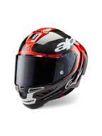Alpinestars Supertech R10 Element helm, race-motorhelm, zwart carbon, helderrood en glanzend wit, driekwart vooraanzicht met een donker getint vizier, met een glanzende carbon schaal, rode ventilatieopeningen bovenop, witte accenten op de kin en opvallende Alpinestars-branding, ontworpen voor aerodynamische raceprestaties.