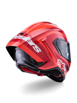 Alpinestars Supertech R10 Arius Helm, glanzend rood met witte branding, driekwart achteraanzicht met de aerodynamische spoiler, koolstofvezel schaalconstructie en een strak raceprofiel met een donker vizier.