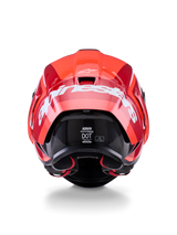 Alpinestars Supertech R10 Arius-helm, achteraanzicht, glanzend rood en donkerrood design, groot wit Alpinestars-woordmerk over de achterkant, DOT- en ECE-certificeringslabels zichtbaar, hoogwaardige aerodynamische racehelm