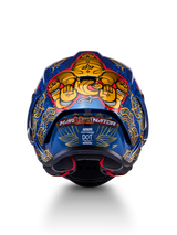 Supertech R10 Martinator Thai-helm, achteraanzicht van de blauwe carbon schaal met gouden Thaise graphics.