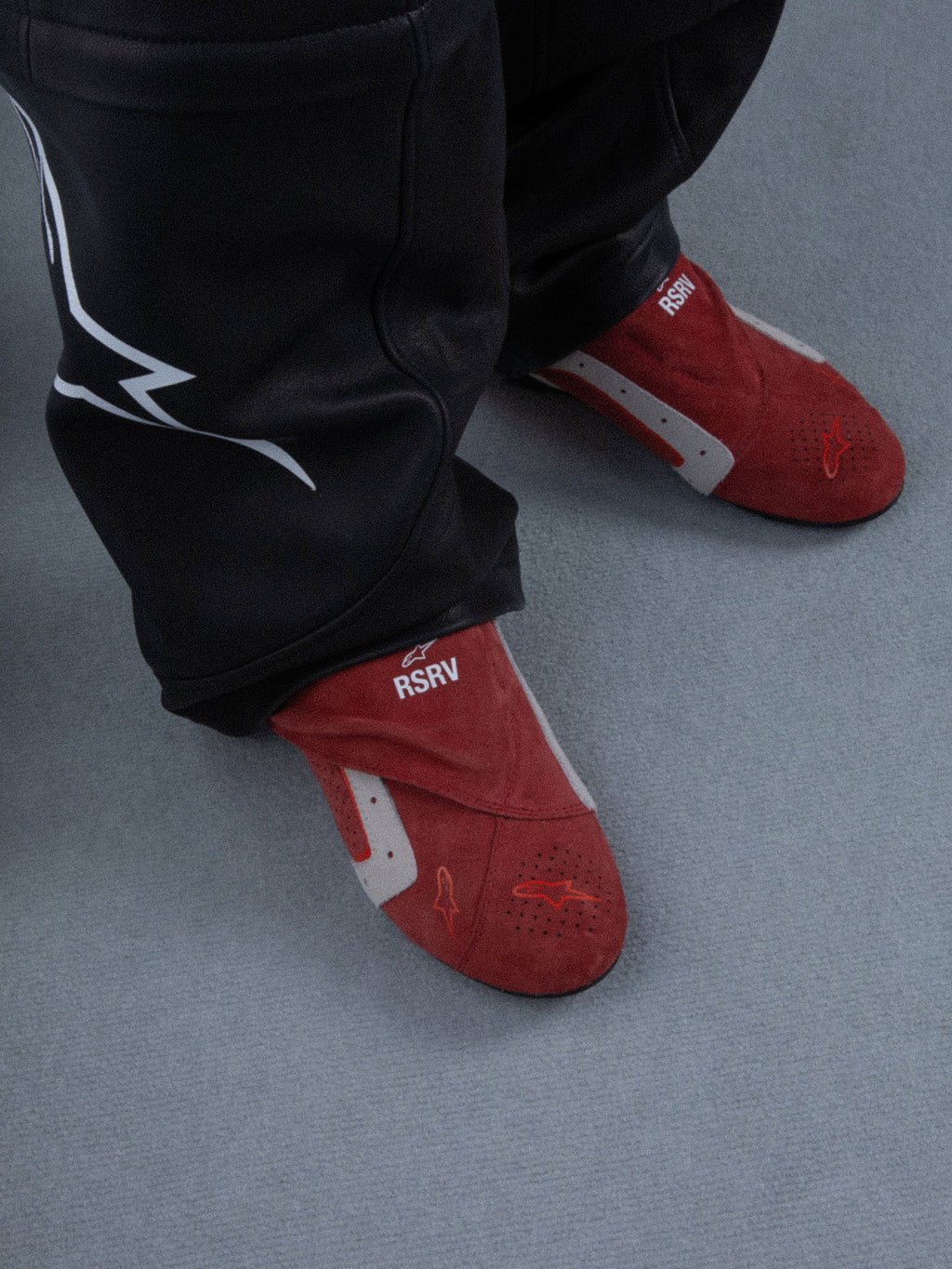 Alpinestars RSRV Starline schoenen, rode lifestyle sneakers met witte en grijze accenten, RSRV-logo, premium zachte textuur, casual straatmode