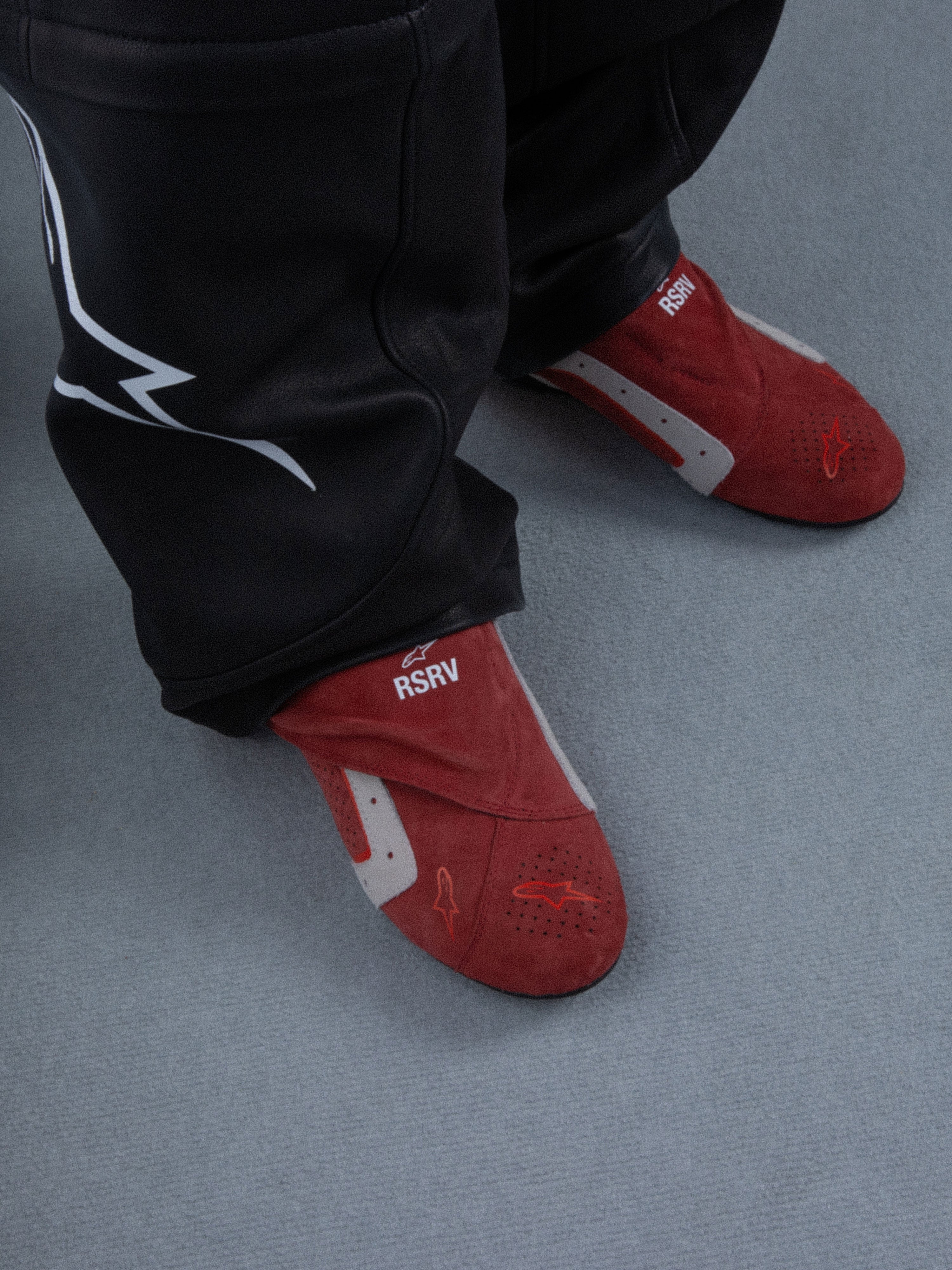 Alpinestars RSRV Starline schoenen, rode lifestyle sneakers met witte en grijze accenten, RSRV-logo, premium zachte textuur, casual straatmode