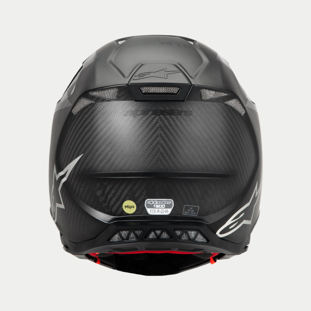 Alpinestars Supertech M10 Fame ECE 22.06 helm, achteraanzicht, mat en glanzend zwart carbon, voorzien van zichtbaar carbonweefsel, mesh ventilatieopeningen, MIPS- en ECE-certificeringslabels en Alpinestars-logo.