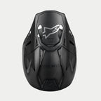 Alpinestars Supertech M10 Fame ECE 22.06 helm, motorcrosshelm, zwart carbon mat en glanzend, bovenaanzicht dat de carbonvezelstructuur benadrukt, aerodynamisch vizier met zilveren Alpinestars-logo en meerdere ventilatiepoorten voor off-road racen.