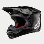 Alpinestars Supertech M10 Fame ECE 22.06 helm, motorcrosshelm, zwarte carbon mat en glanzende afwerking met zichtbare koolstofvezelstructuur, wit Astar-logo op de zijkant en rode binnenvoering, aerodynamisch off-road ontwerp