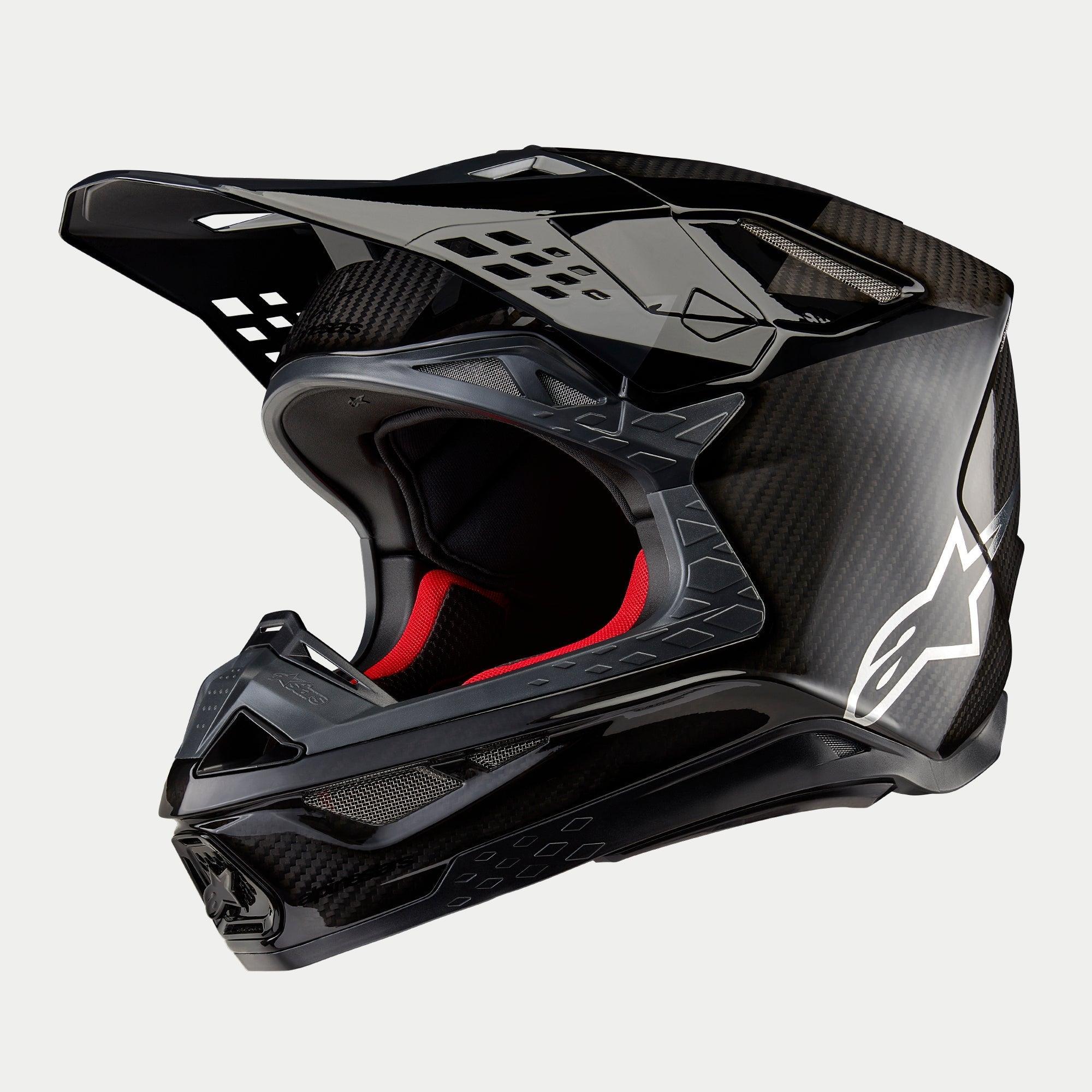 Alpinestars Supertech M10 Fame ECE 22.06 helm, motorcrosshelm, zwarte carbon mat en glanzende afwerking met zichtbare koolstofvezelstructuur, wit Astar-logo op de zijkant en rode binnenvoering, aerodynamisch off-road ontwerp