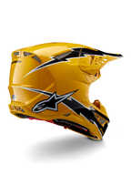 Alpinestars Supertech M10 Ampress helm, motorcrosshelm, glanzend zwart en geel, met een hoogglans gele afwerking en zwart-witte graphics in bliksemstijl, driekwart achteraanzicht met aerodynamische schaal en geïntegreerde ventilatieopeningen.