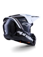 Alpinestars S-M3 Radium helm, motorcrosshelm, zwart, wit en grijs glanzend, achter-zijaanzicht met wit vizier, met opvallend Alpinestars-logo op de zijkant en achterkant, gestroomlijnde aerodynamische schaal met ventilatiegaas, ontworpen voor off-road motorcross en enduro