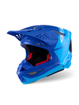 Alpinestars Supertech M10 Flood helm, motorcrosshelm, metallic blauw en medium blauw met zwarte carbon details, voorzien van witte logo's en M10-branding, meerdere ventilatieopeningen en rode binnenvoering, ontworpen voor professionele off-road prestaties.